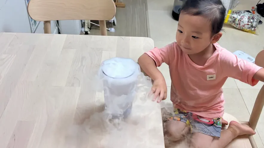드라이아이스는 만지지 않게 부모의 주의지도가 필요합니다.