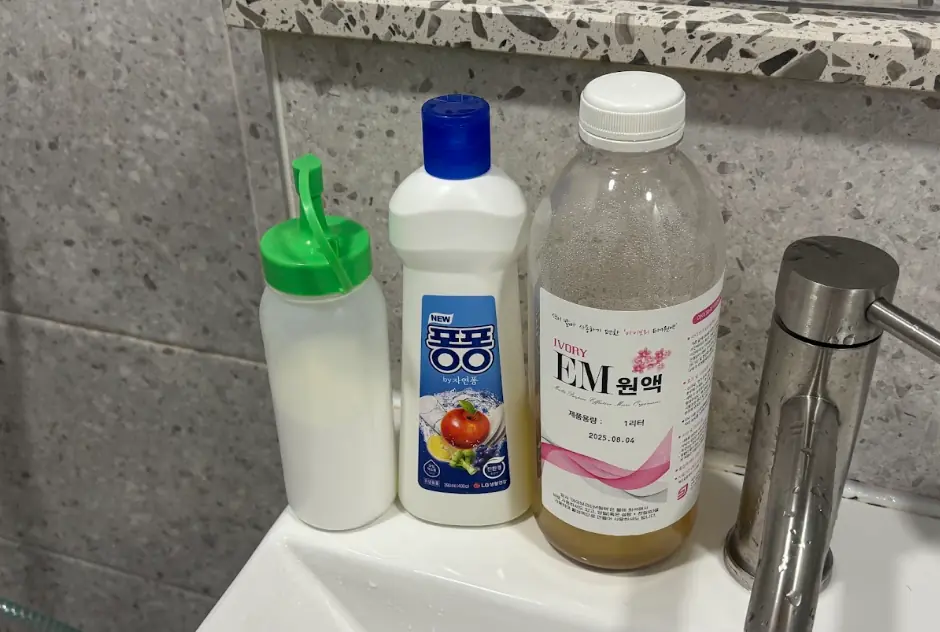 베이킹소다와 주방세제 EM의 궁합은 안전하고 깨끗한 화장실 청소로 너무 훌륭하다.
