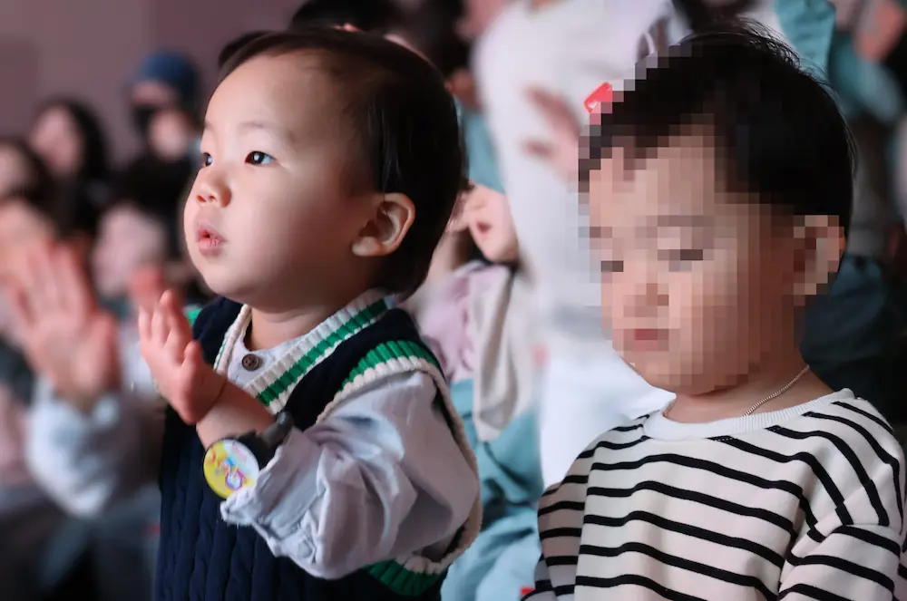 뽀로로 키즈 카페에 갔는데 정말 넋을 잃고 빠져드는 초록이.