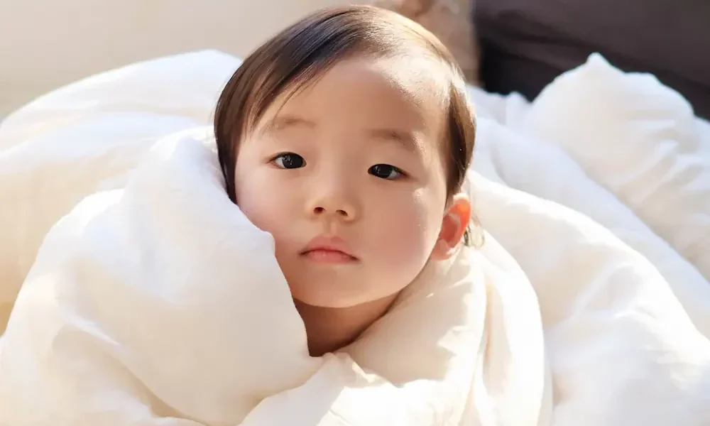 소재가 부드러워 이불속에 파묻혀 있기를 좋아하는 초록이.