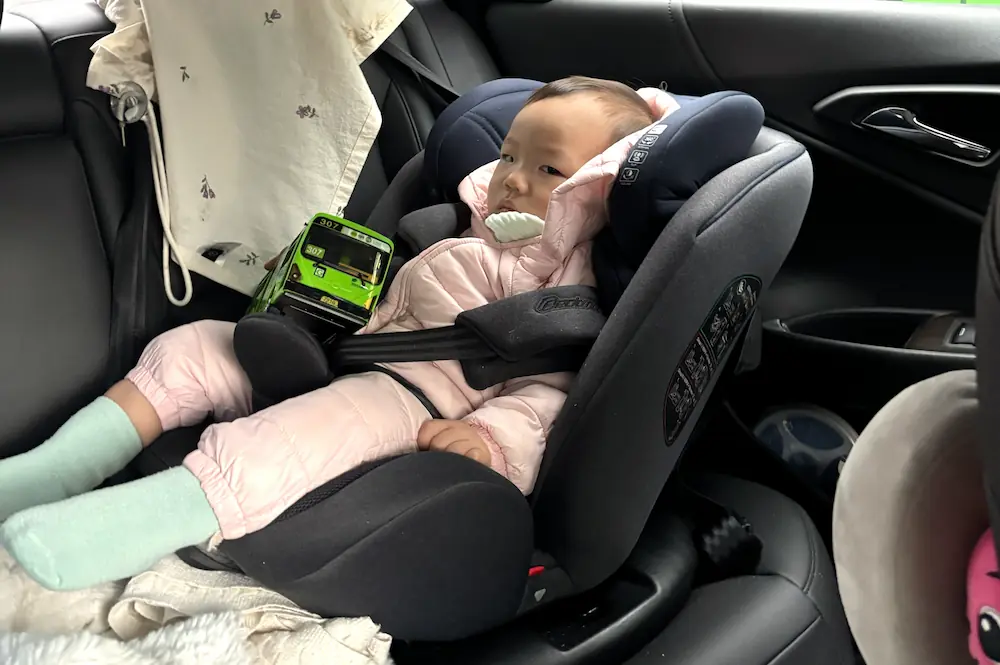 카시트가 싫어서 눈으로 욕하는 초록이.