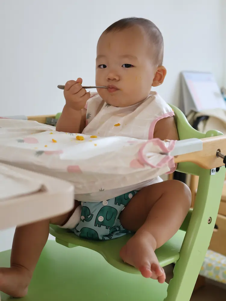 식판 결합형 방수 전신 턱받이? 이거 덕분에 그나마 조금 낫긴 하지만 이걸 또 빨아야 합니다.