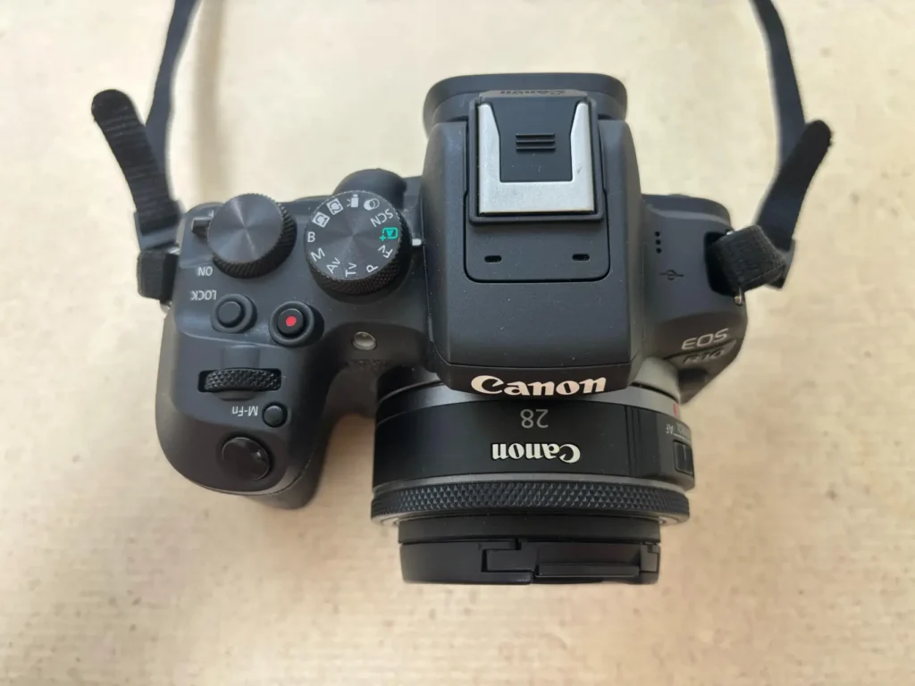 RF 28mm F2.8 STM 렌즈는 정말 얇아서 휴대하기 좋습니다.
