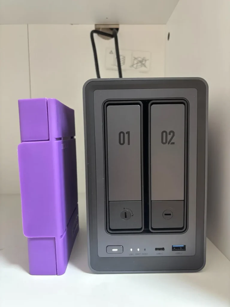 유그린 NAS DXP2800-055C 본체와, 시게이트 8TB 하드디스크(HDD)
