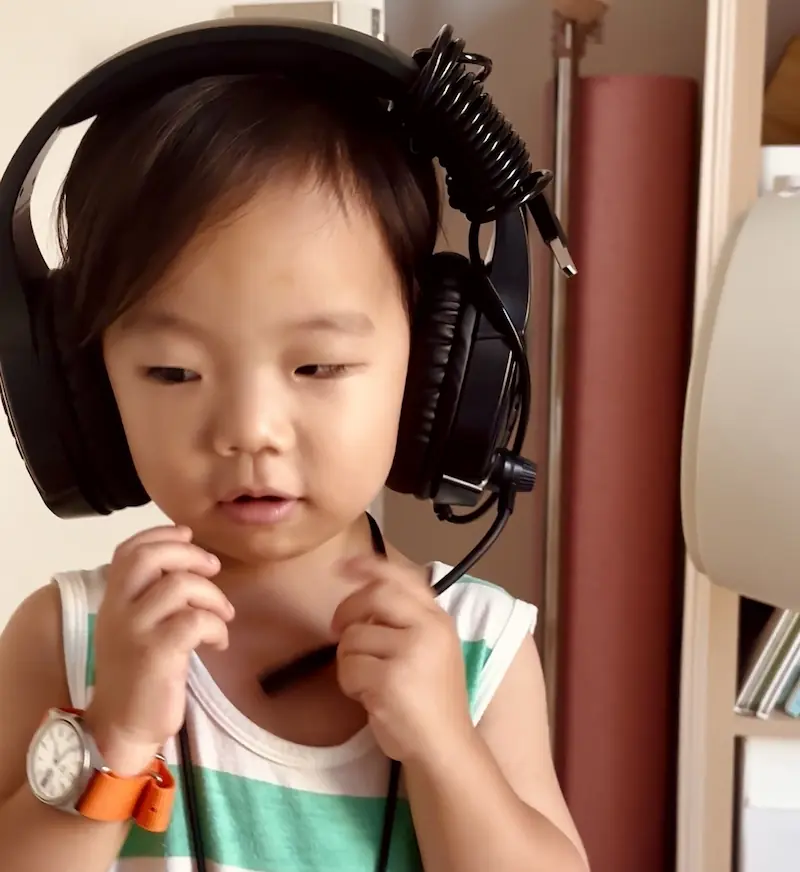 강의용 마이크 대신 헤드셋으로 상황극 시작하는 초록이.