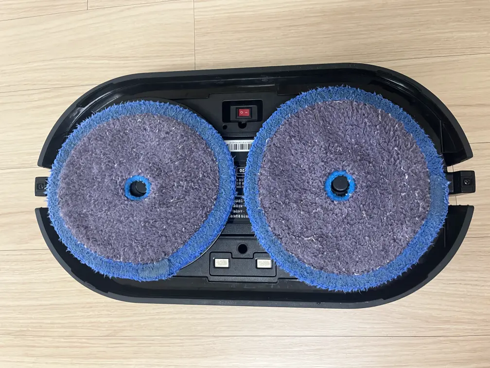 걸레가 빙글빙글 돌면서 로봇이 이동하게 됩니다.